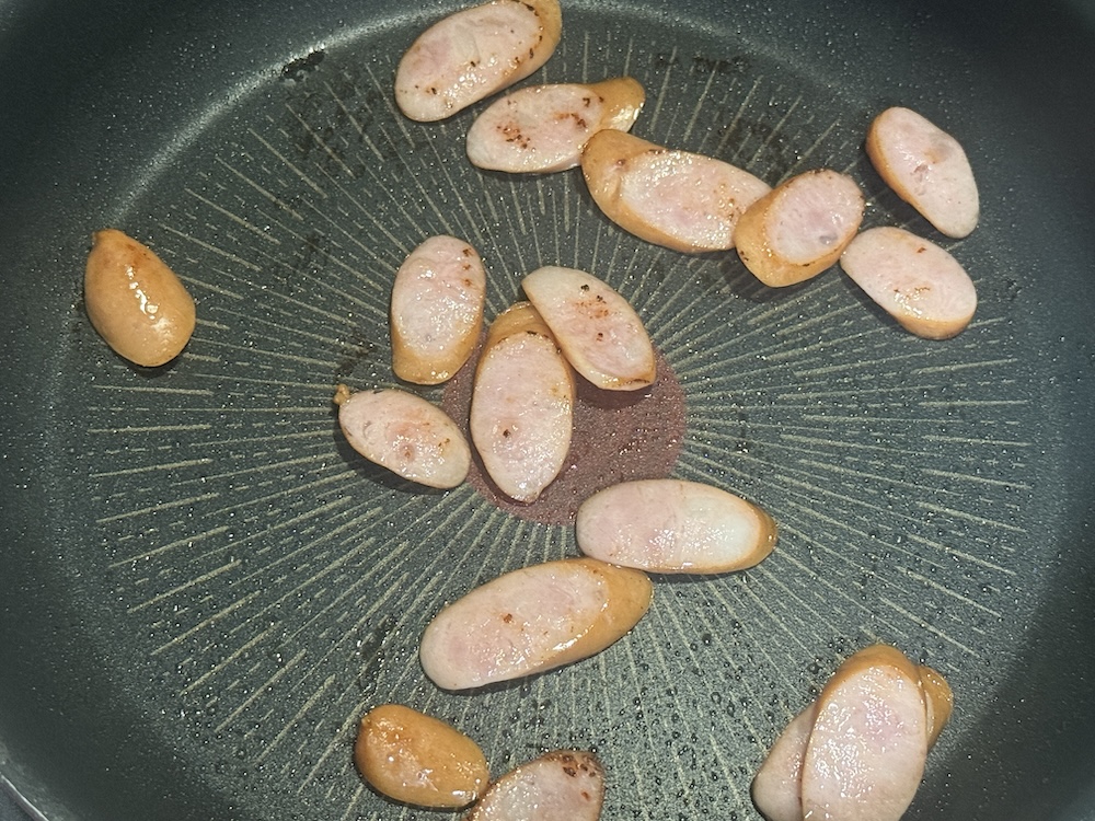 炒めたウインナー