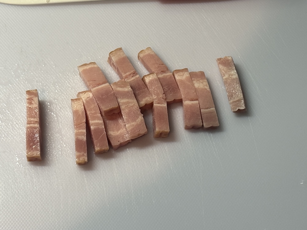 カットしたベーコン