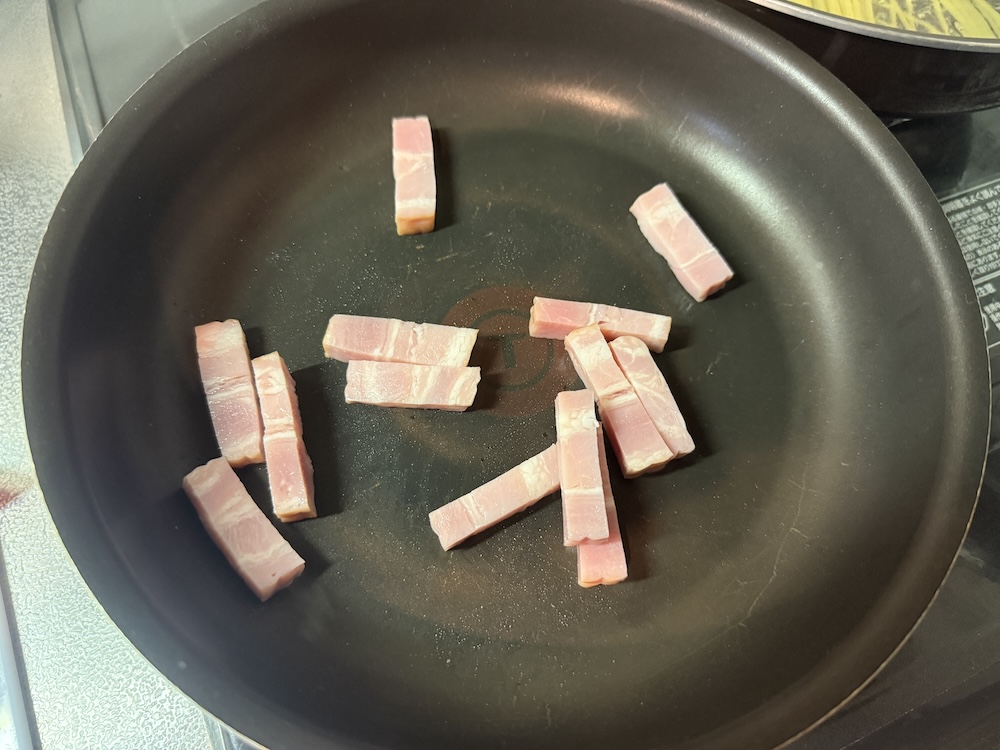 炒めているベーコン