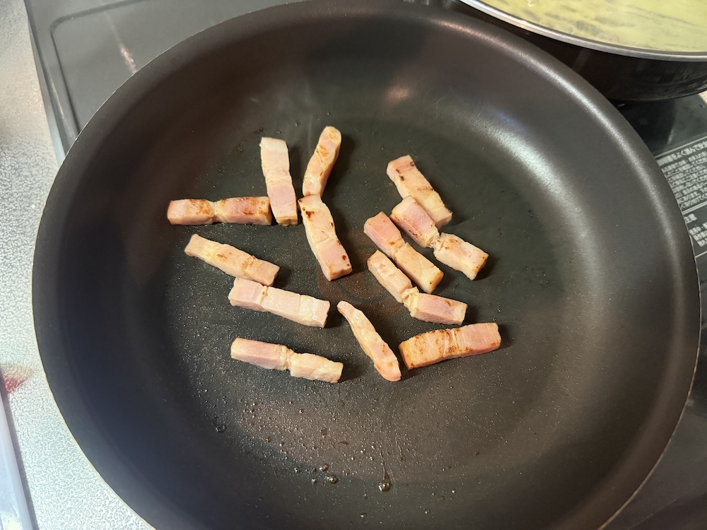 炒めたベーコン
