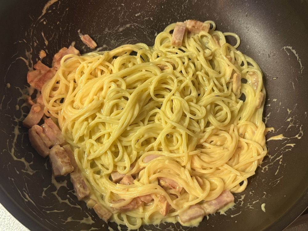 ソースをからめたパスタ
