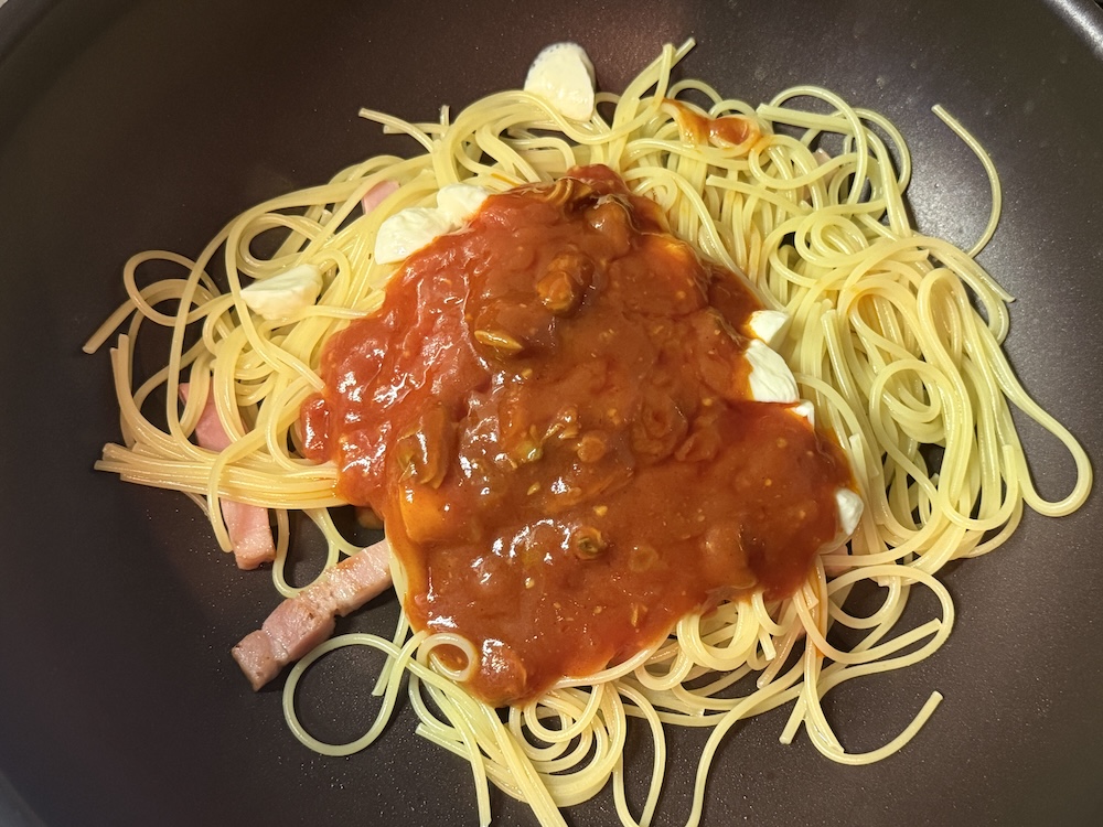 パスタソースを入れたパスタ