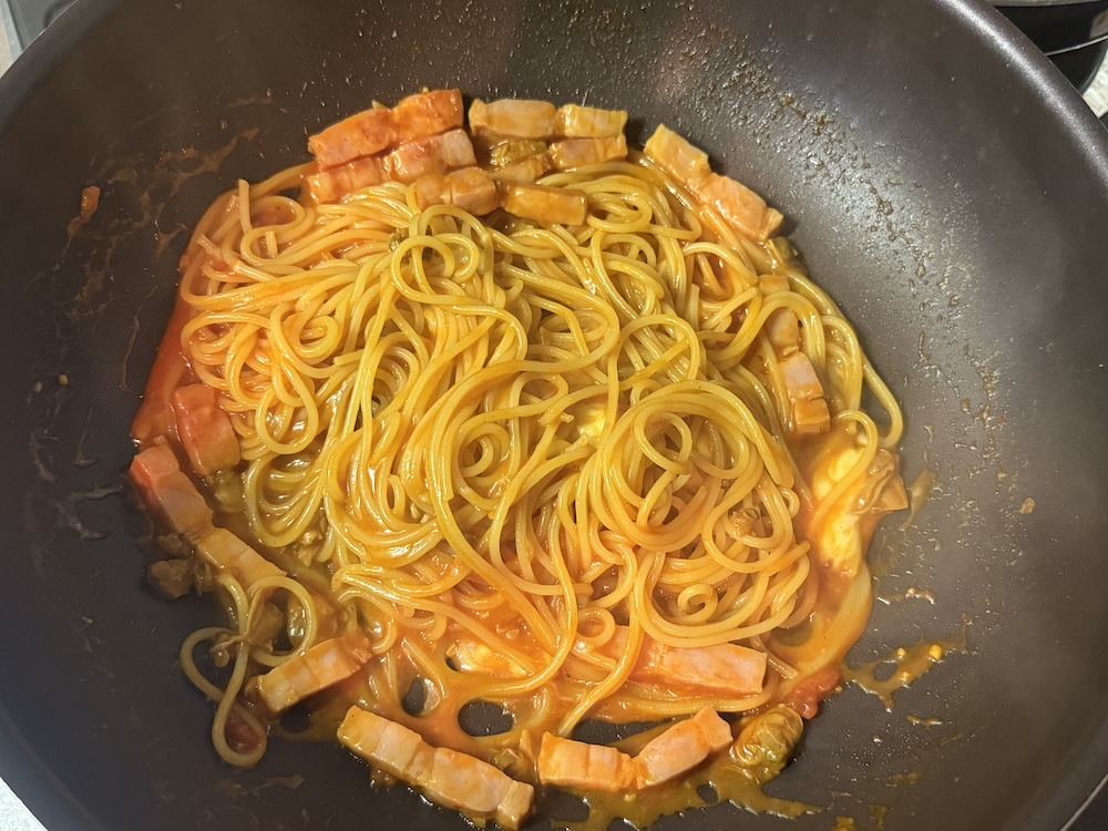 ソースと絡めたパスタ