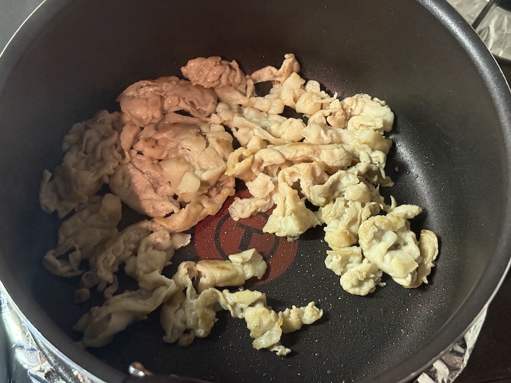 炒めた豚バラ