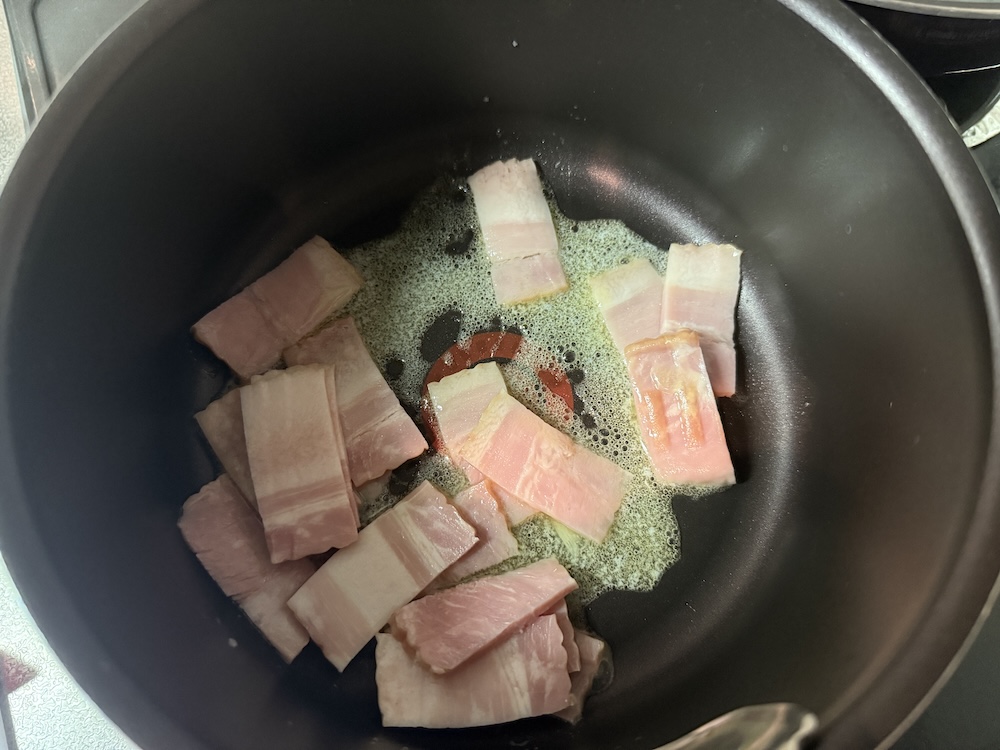 炒めているベーコン