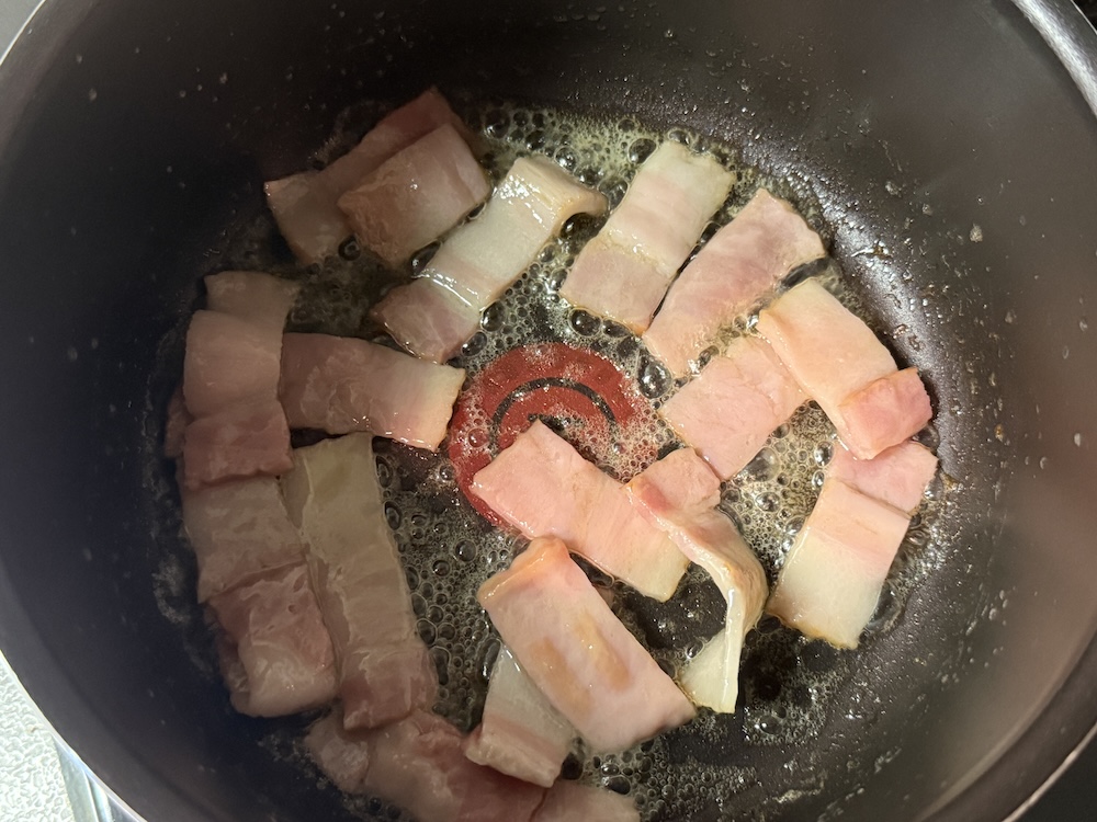 炒めたベーコン