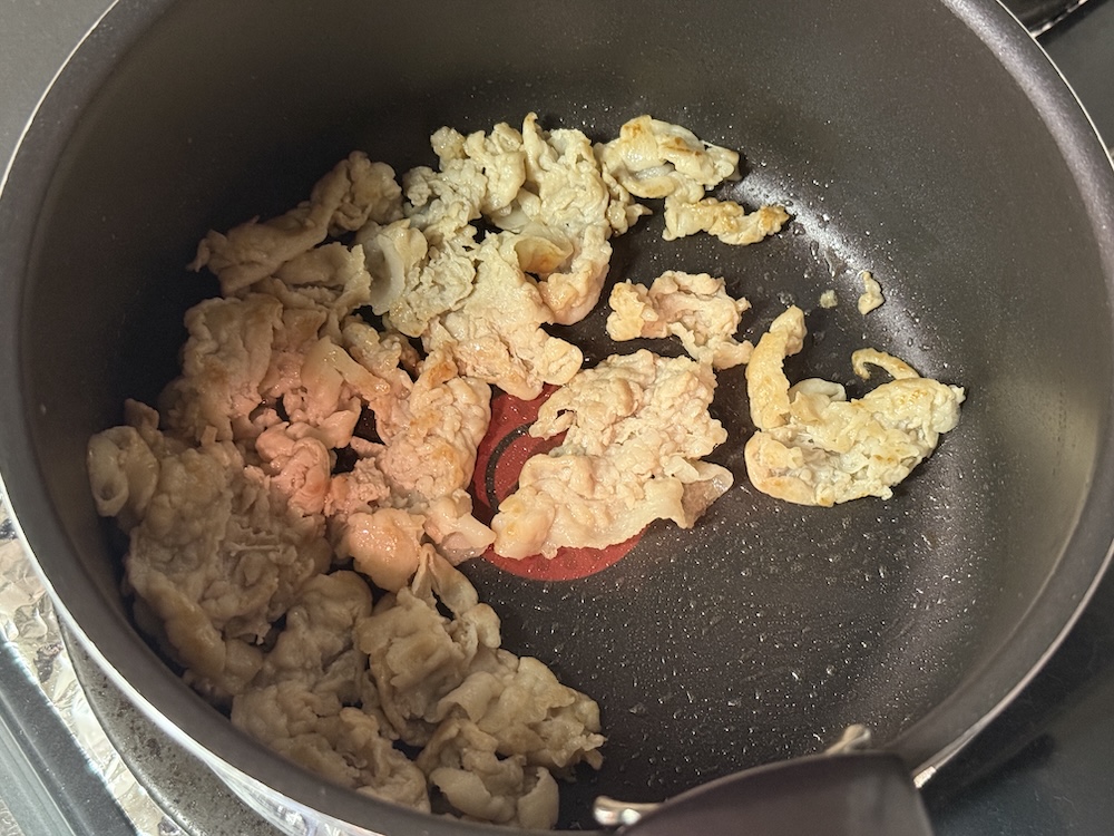 炒めた豚バラ