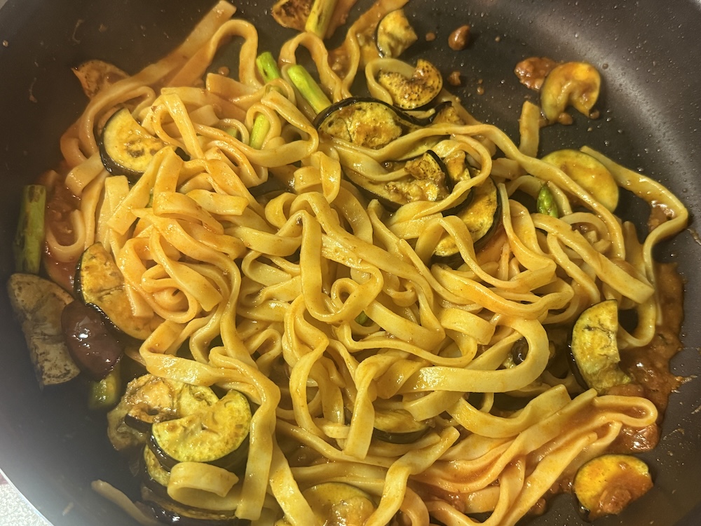 ソースをからめたパスタ