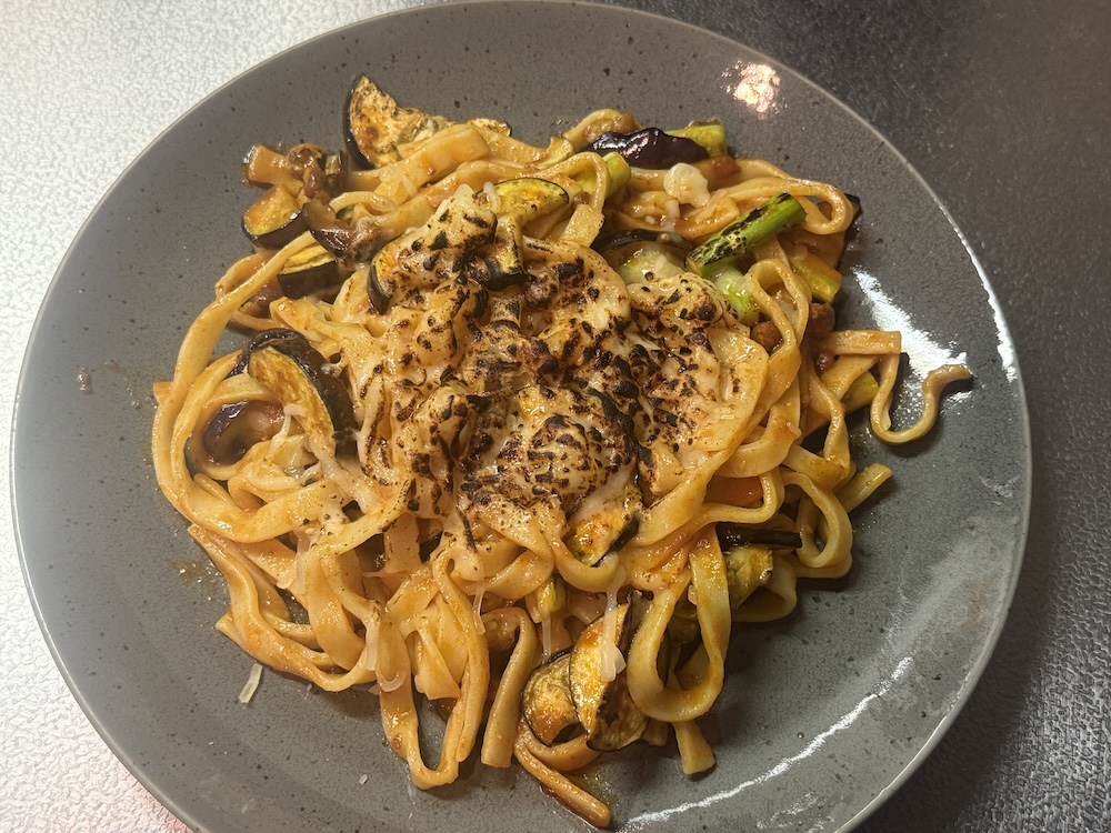 チーズを炙ったパスタ