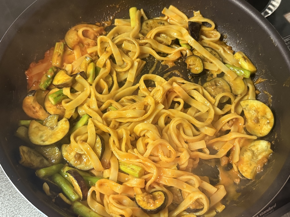 ソースをからめたパスタ