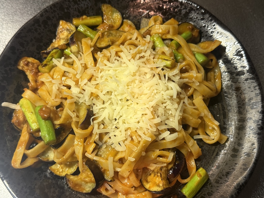 チーズをかけたパスタ