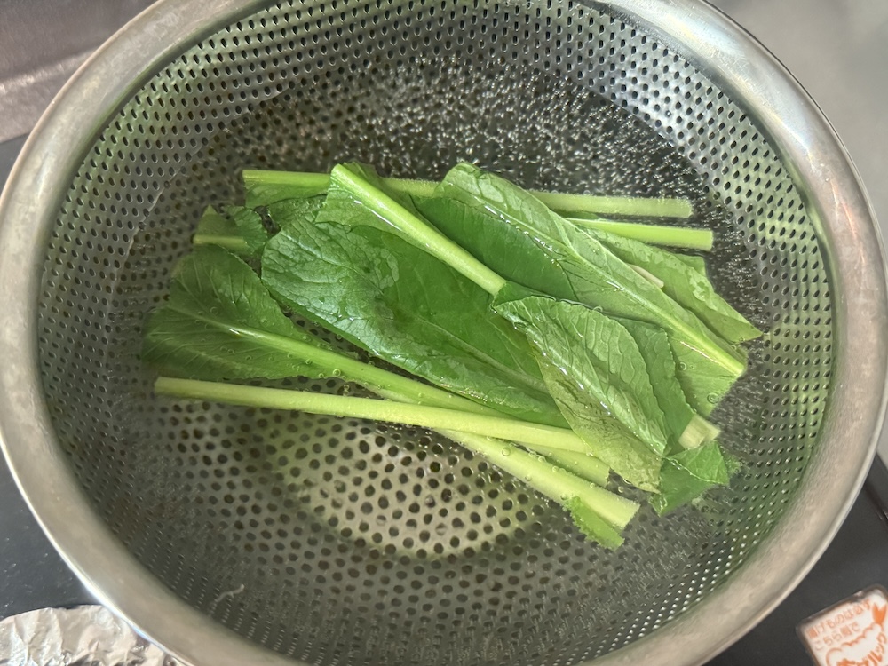 茹でている小松菜