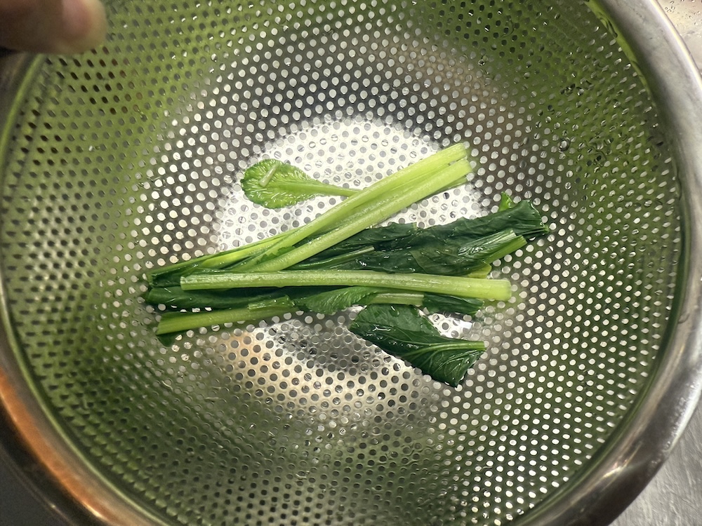 水で冷ました小松菜