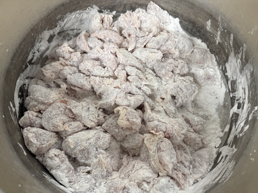 片栗粉をつけた鶏肉
