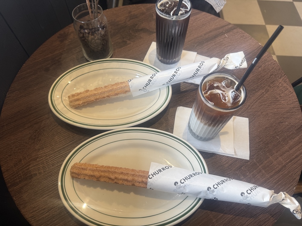 ドリンクとチュロス