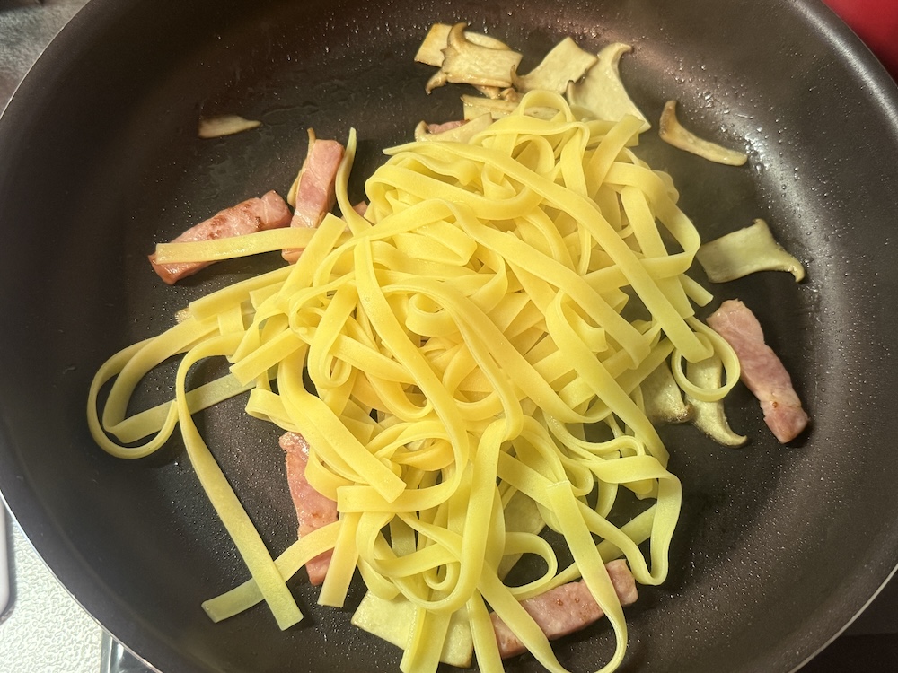 パスタとベーコン、エリンギ