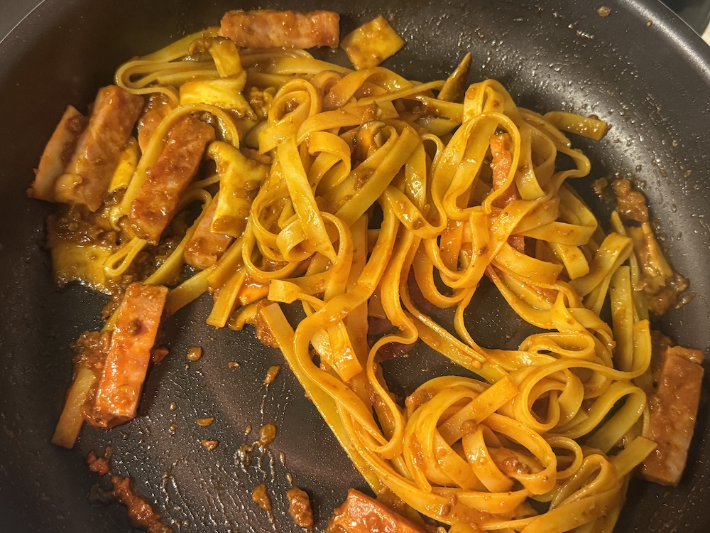 ソースをからめたパスタ