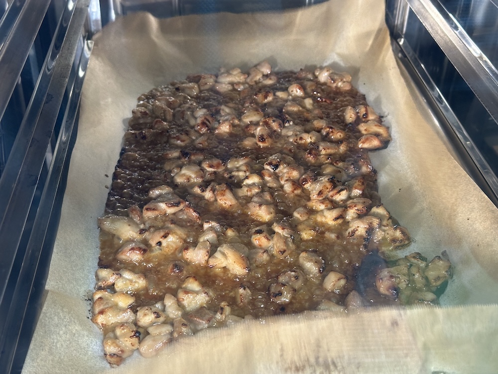 焼いている鶏肉