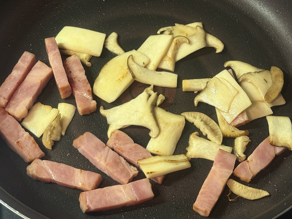 炒めたベーコンとエリンギ