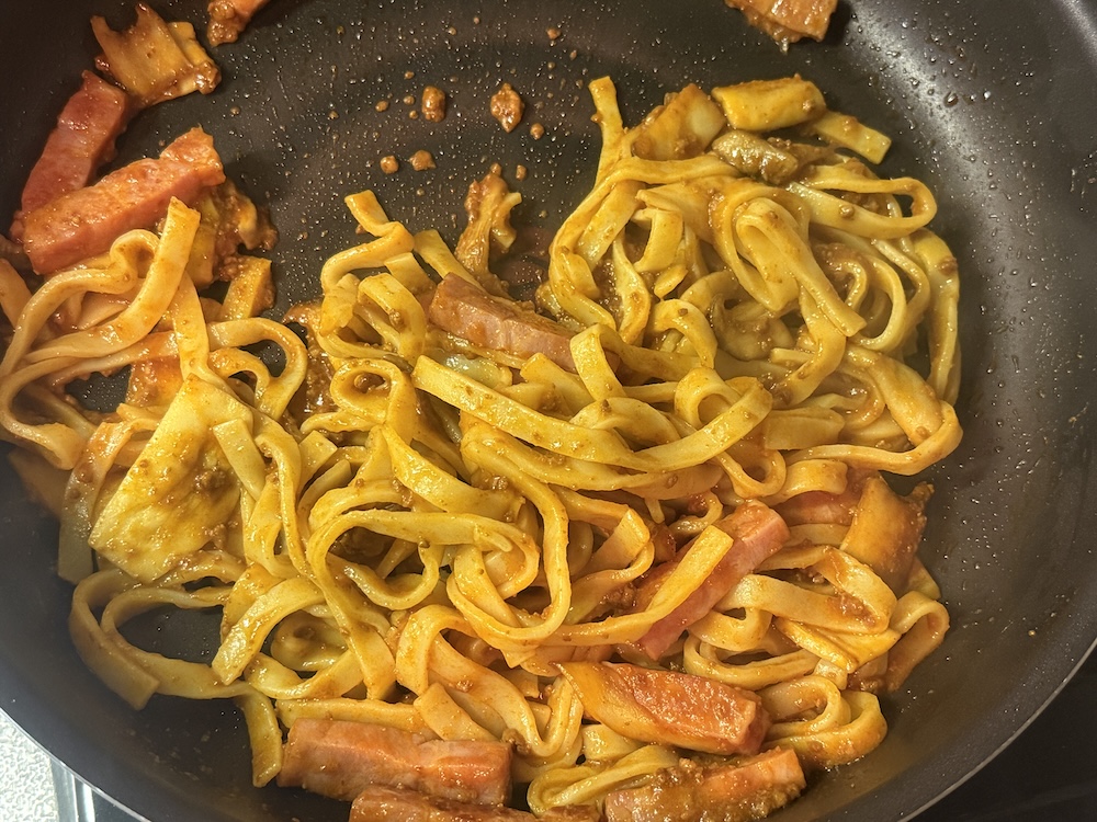 ソースをからめたパスタ