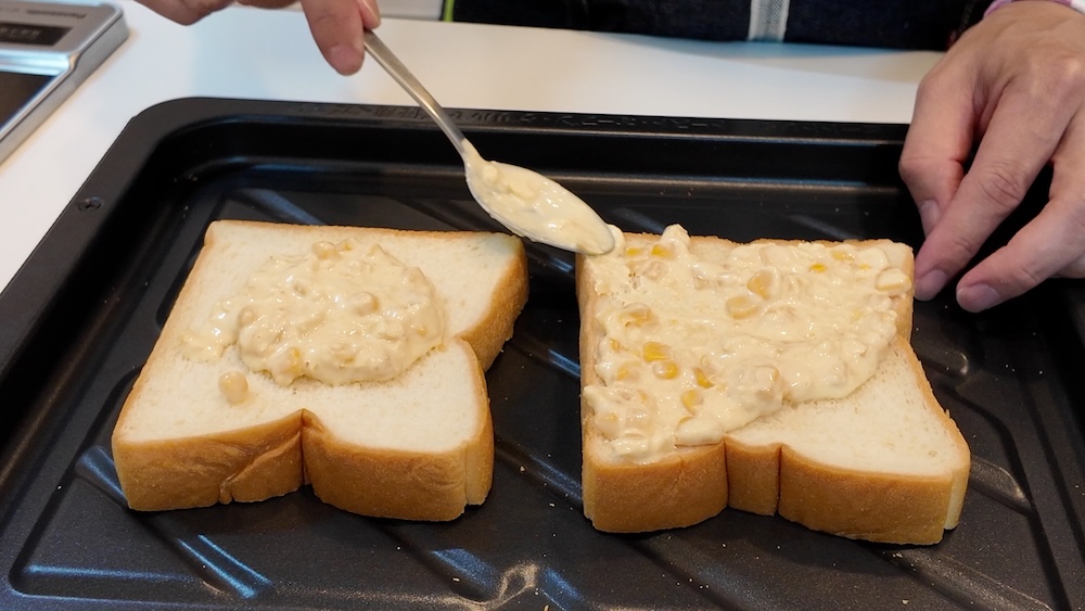 食パンとコーンマヨ