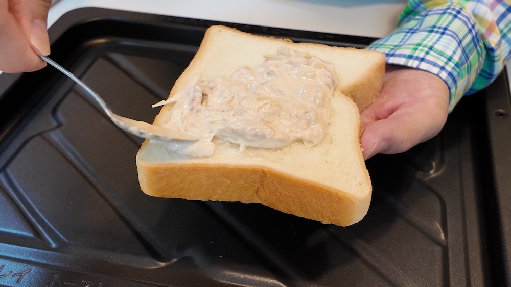 食パンにツナマヨを塗っていく
