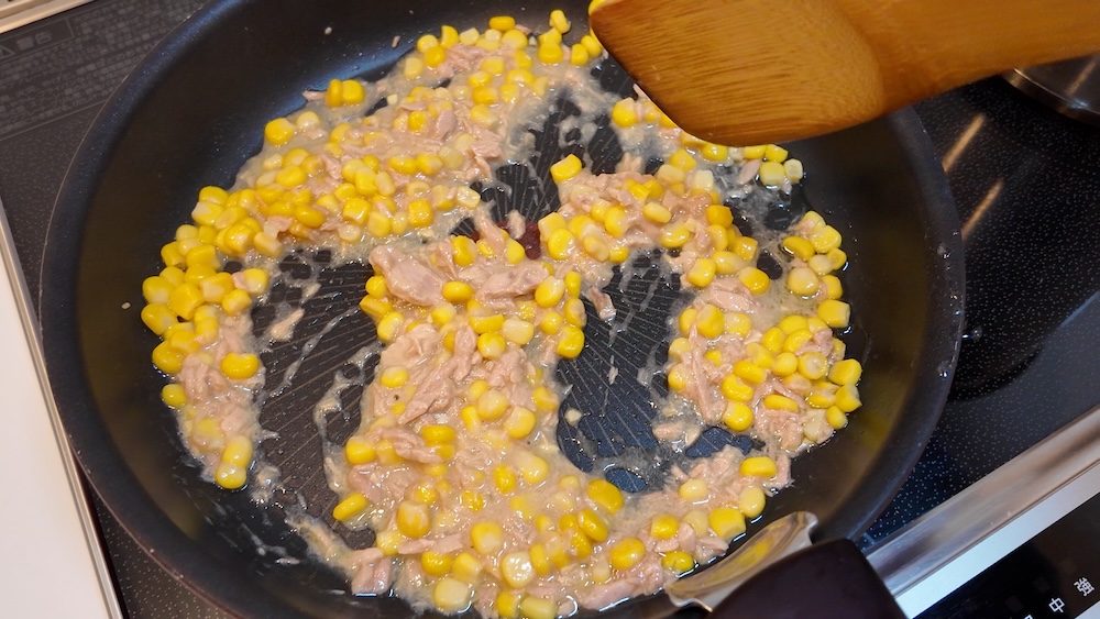 炒めたコーンとツナ