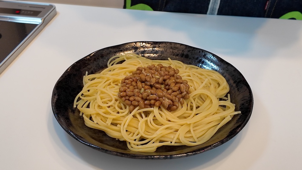 納豆を乗せたパスタ
