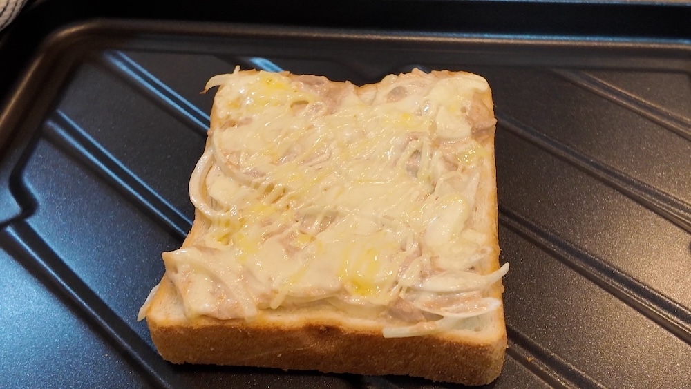 焼き上がったツナチーズマヨトースト