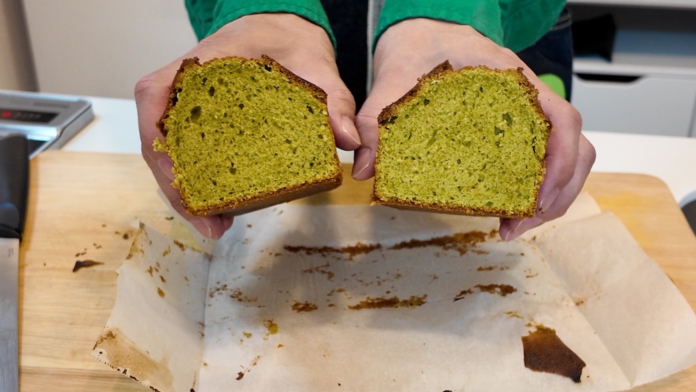 カットしたパウンドケーキ
