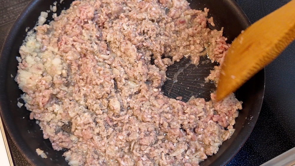 炒めているミンチ