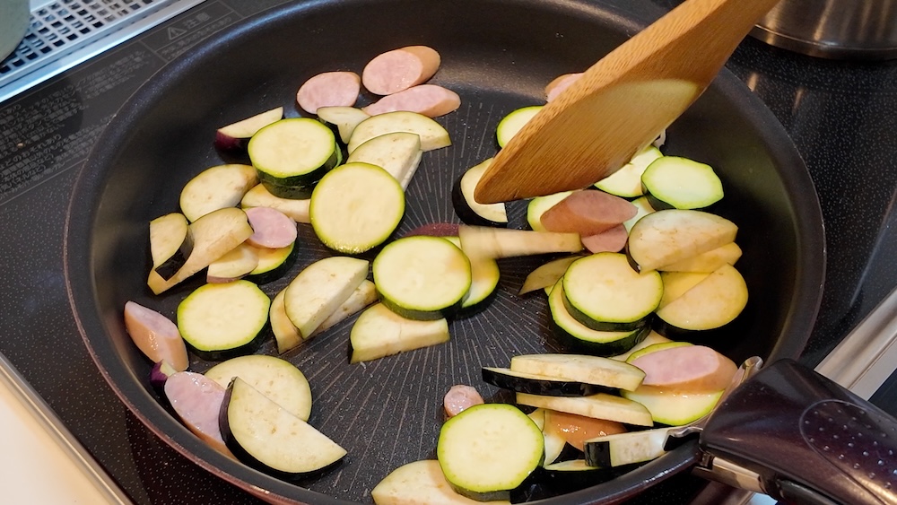 炒めている野菜