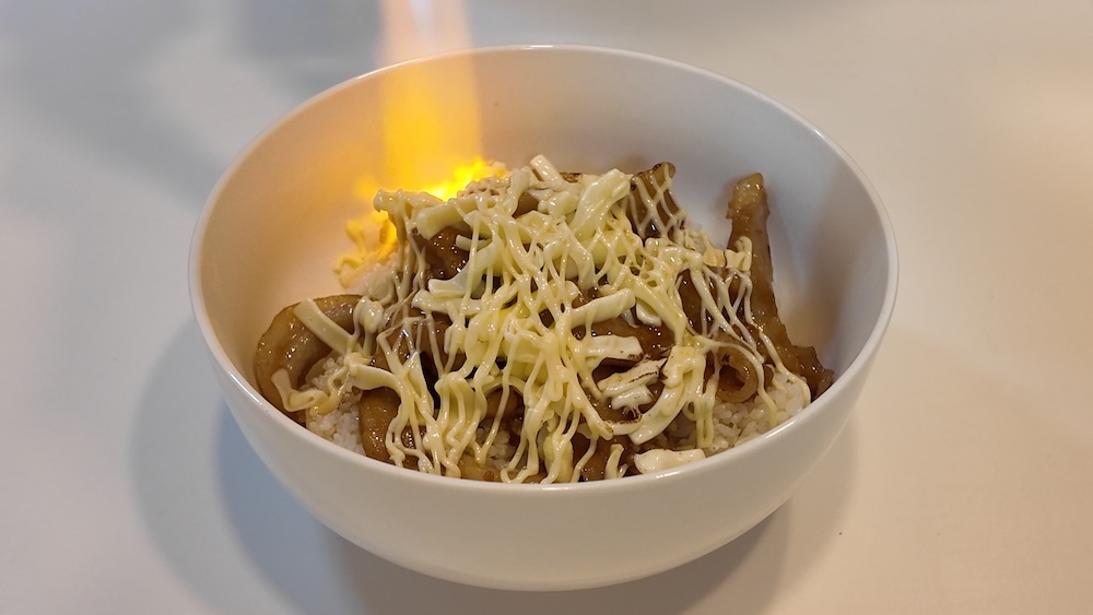 バーナーで炙っている丼